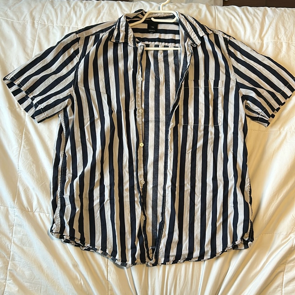 H&M Men’s Casual Striped Button Down Shirt